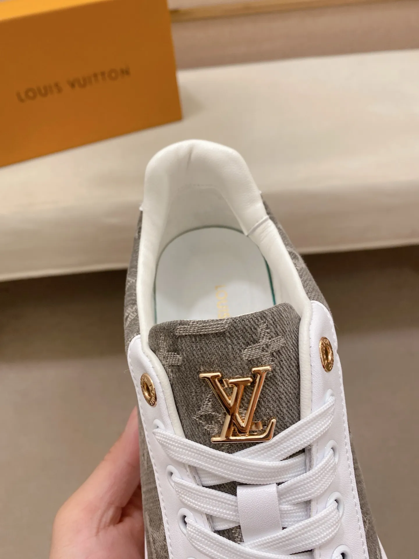 Men's shoes 💰: 400💰🎉🎉LV~Louis Vuitton trendy men's shoes New shipments Latest matching The same style as the official website Super high quality Hot sales of the season [strong] [strong] [strong] Selected first-layer cowhide, comfortable cowhide lining, original last, comfortable on the foot, wear-resistant rubber outsole Size number: 38-44.